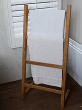 Cargar imagen en el visor de la galería, ACC525 - Escalera auto-portante para toallas de 4 barras de 47&quot; (120 cm)
